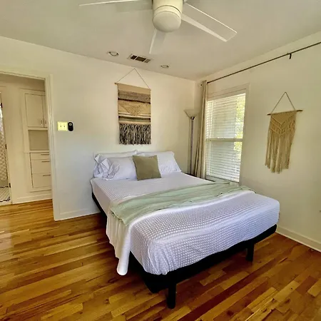 Deep Eddy 2/1 Bungalow + Fenced Yard!
